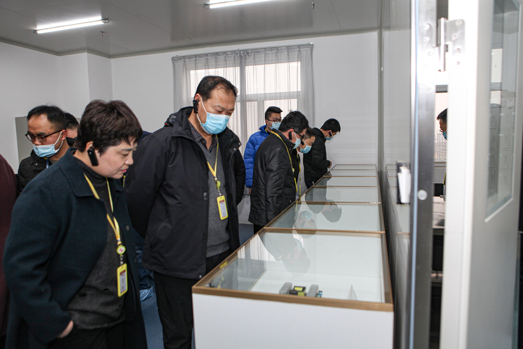 Group leaders visit Huayi micro - electric research and guidance work