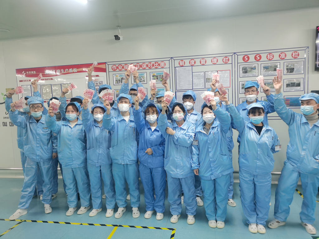 IM电竞微电经营班子为员工发放“开年红包”